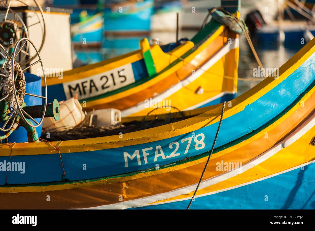 Malta, Marsaxlokk: Das Dorf liegt im Südosten Maltas, das für seinen großen Fischmarkt am Sonntag und seine vielen dekorativen Eys berühmt ist Stockfoto