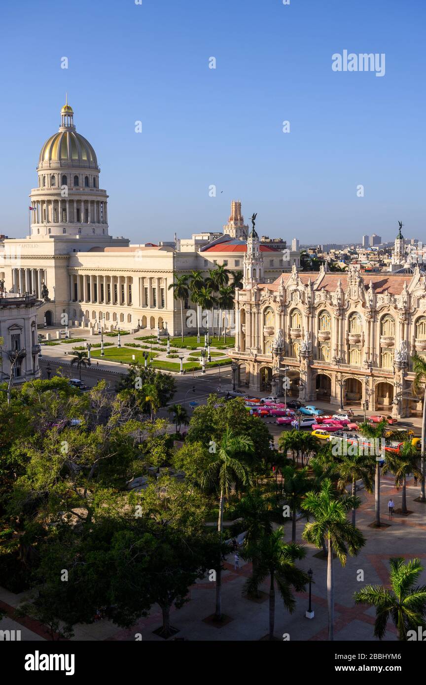 Vom Dach aus haben Sie Blick auf den Parque Central von El Capitolio oder das National Capitol Building und das Gran Teatro de La Habana, Havanna, Kuba Stockfoto