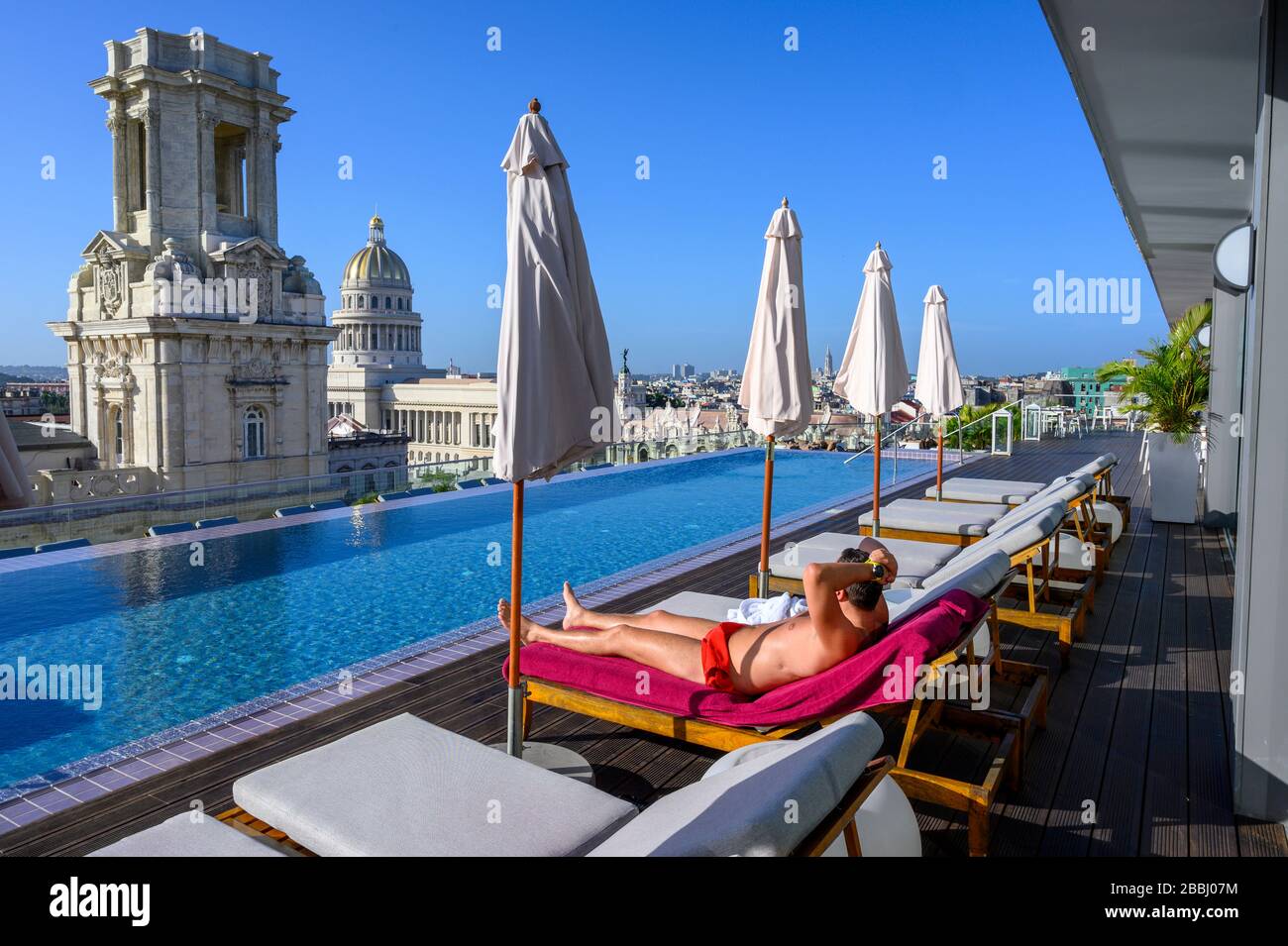 Vom Dach des Gran Hotel Manzana Kempinski, Havanna, Kuba, bietet sich ein Blick auf die Dachterrasse mit Infinity-Pool von El Capitolio oder das National Capitol Building und das Museo Nacional de Bellas Artes Stockfoto