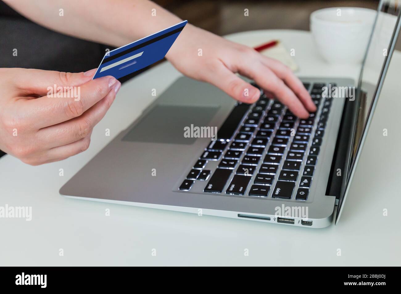 Online-Shopping. Frau mit Kreditkarte und Laptop. Stockfoto