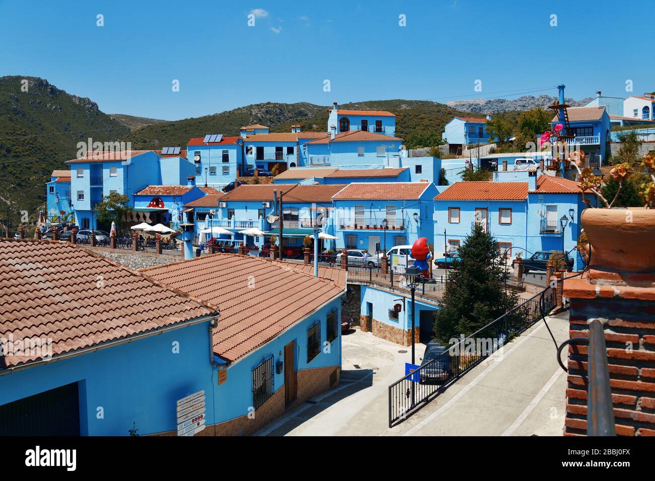 Blaues Dorf Juzcar Straßenblick in Spanien. Stockfoto