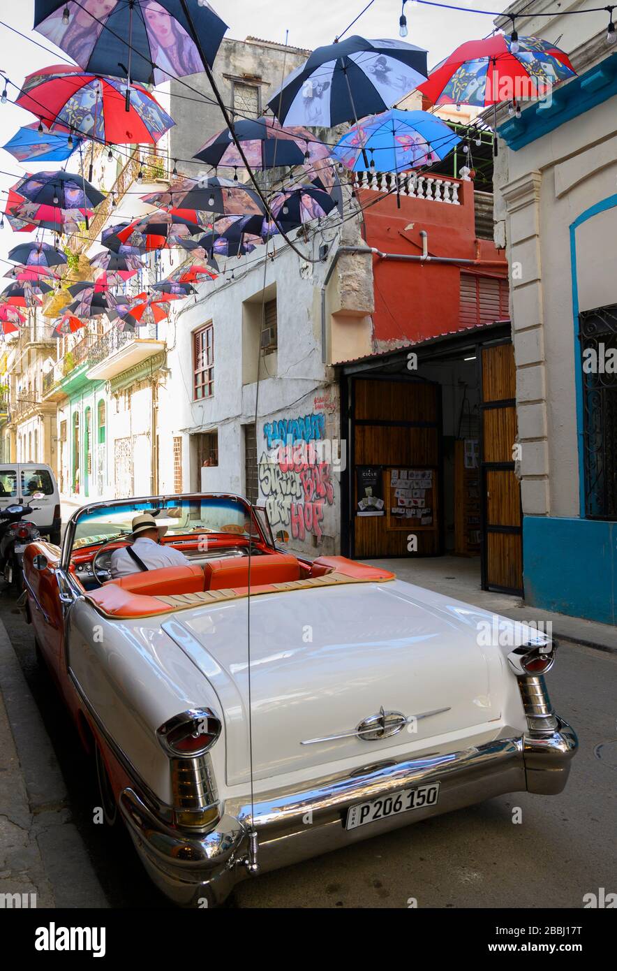 Dachkunstbeschattungssteet mit Oldtimer, Havanna Vieja, Kuba Stockfoto