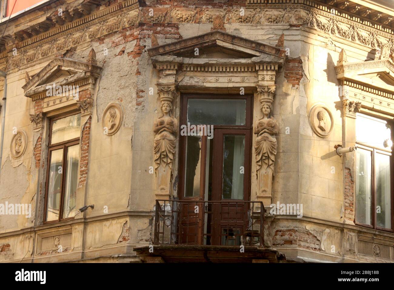 Bukarest, Rumänien. Haus aus der Mitte des 19. Jahrhunderts mit einzigartigen architektonischen Merkmalen, vernachlässigt und in schlechter Form. Stockfoto