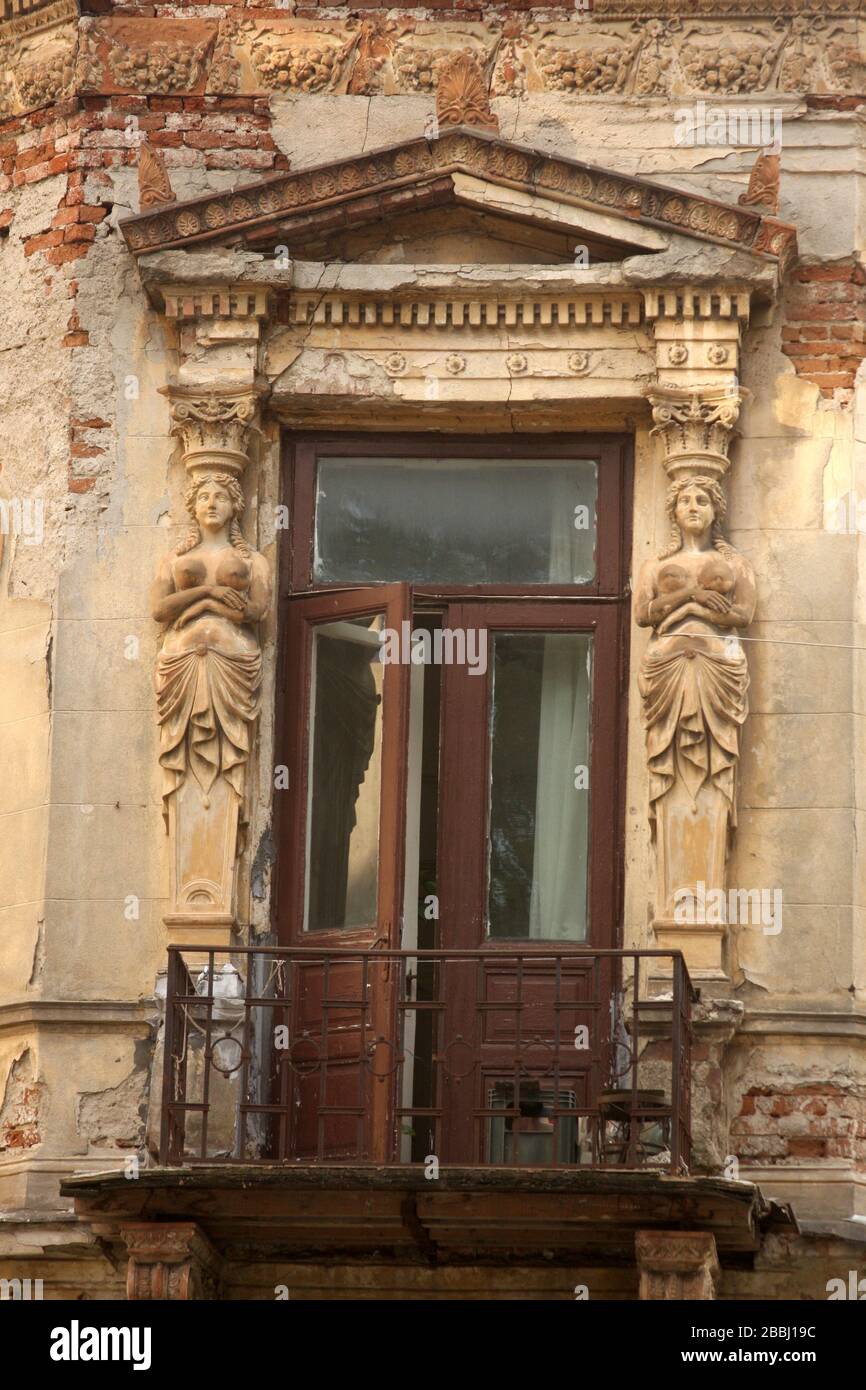 Bukarest, Rumänien. Haus aus der Mitte des 19. Jahrhunderts mit einzigartigen architektonischen Merkmalen, vernachlässigt und in schlechter Form. Stockfoto