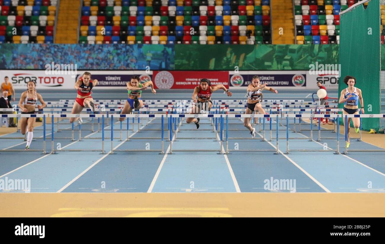 ISTANBUL, TÜRKEI - 16. FEBRUAR 2020: Athleten, die 60 Meter Hürden beim ​Istanbul Leichtathletik-Cup laufen Stockfoto