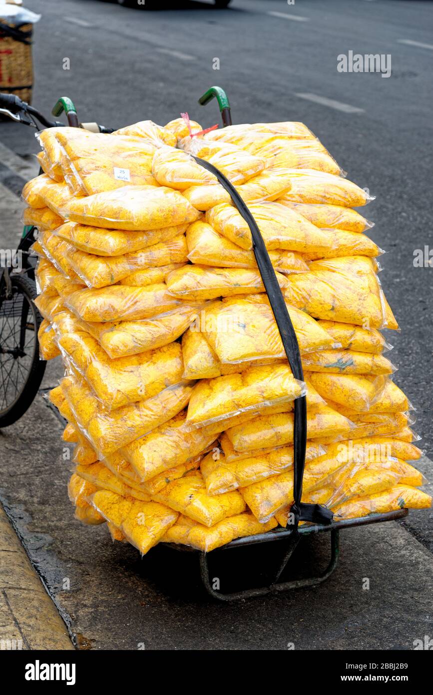 Plastiktüten voller Schnittblumen auf dem Pak Khlong Talat Blumenmarkt in Bangkok Thailand Stockfoto