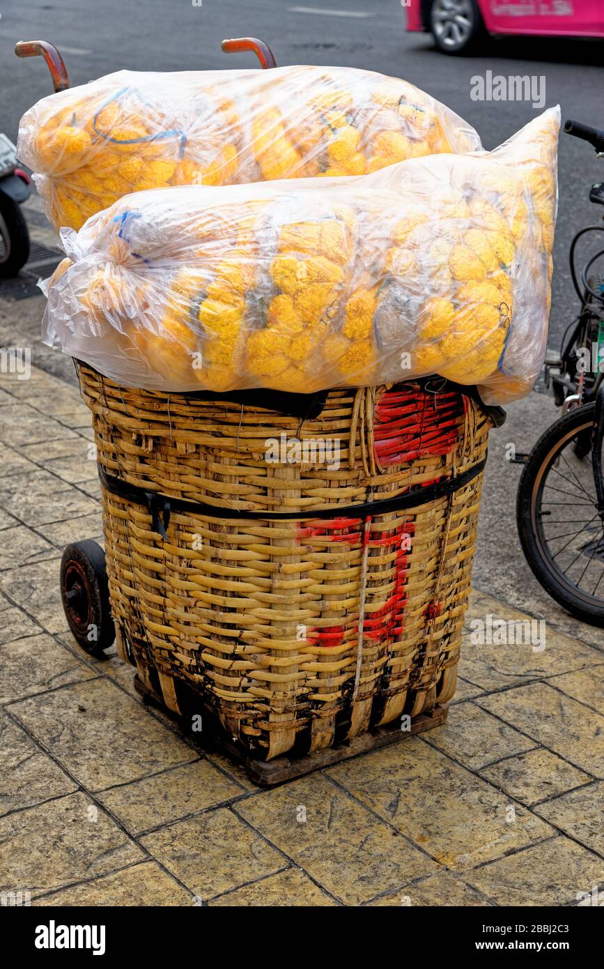 Plastiktüten voller Schnittblumen auf dem Pak Khlong Talat Blumenmarkt in Bangkok Thailand Stockfoto