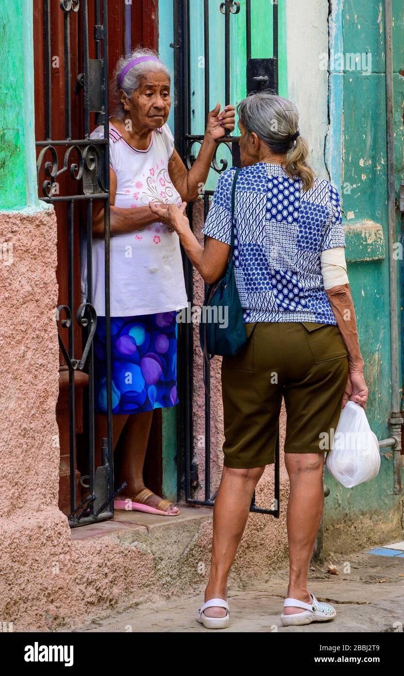 Frauen treffen sich auf der Straße vor der Tür, Havanna Vieja, Kuba Stockfoto