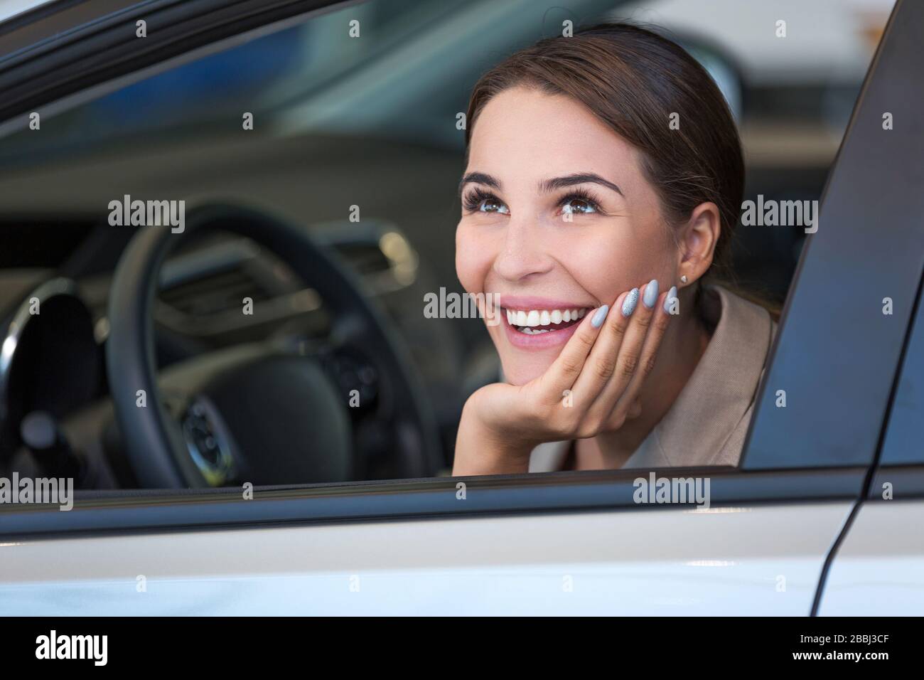 Junge Frau im Autoshowroom Stockfoto
