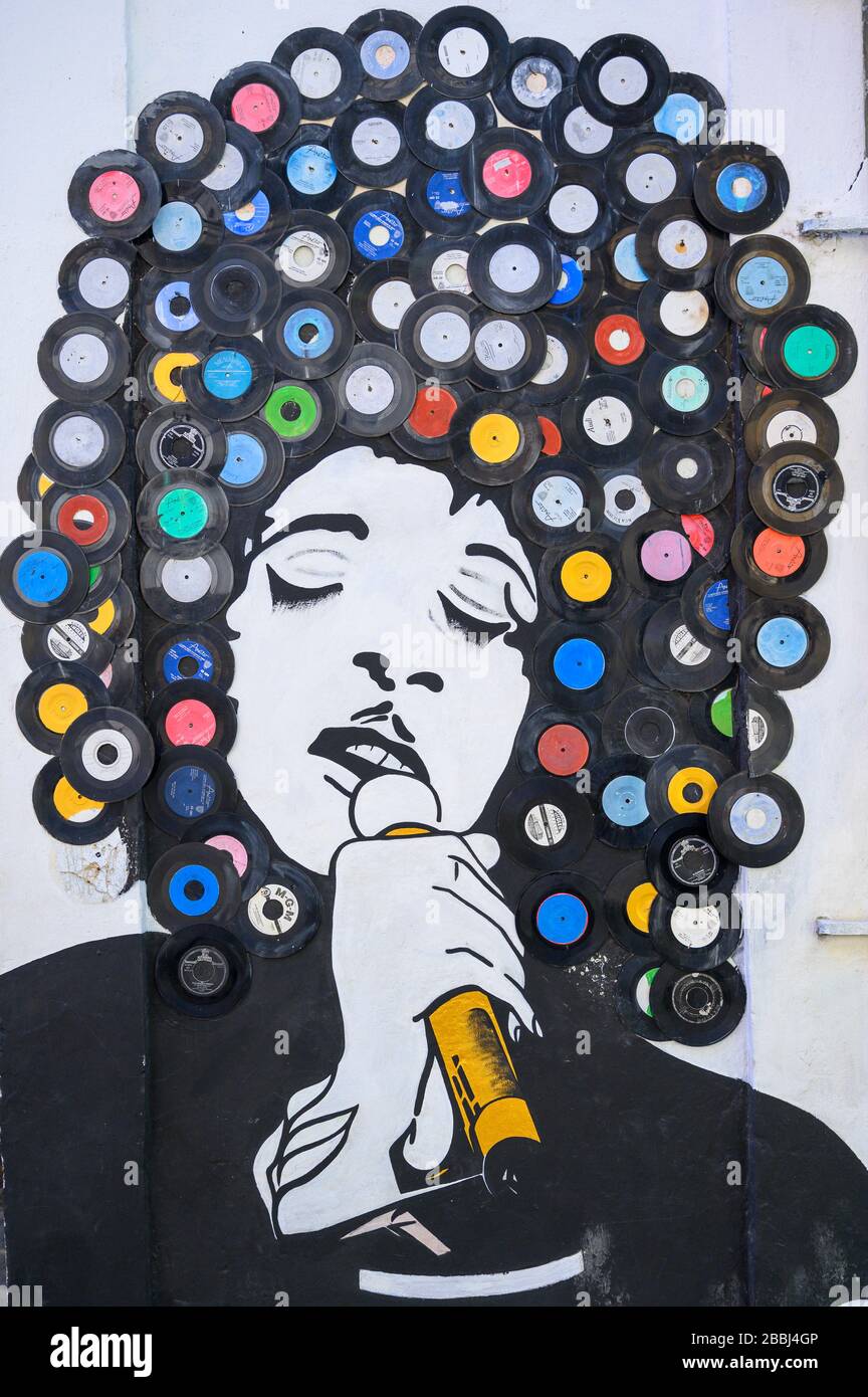 Wandbildkunst aus alter Vinyl 45s, Havanna Vieja, Kuba Stockfoto