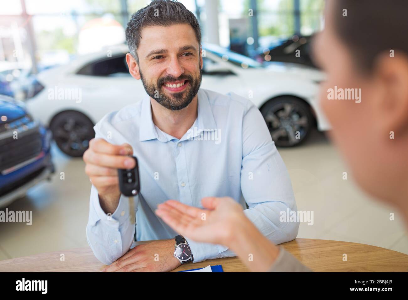 Junges Paar im Autoshowroom, Stockfoto