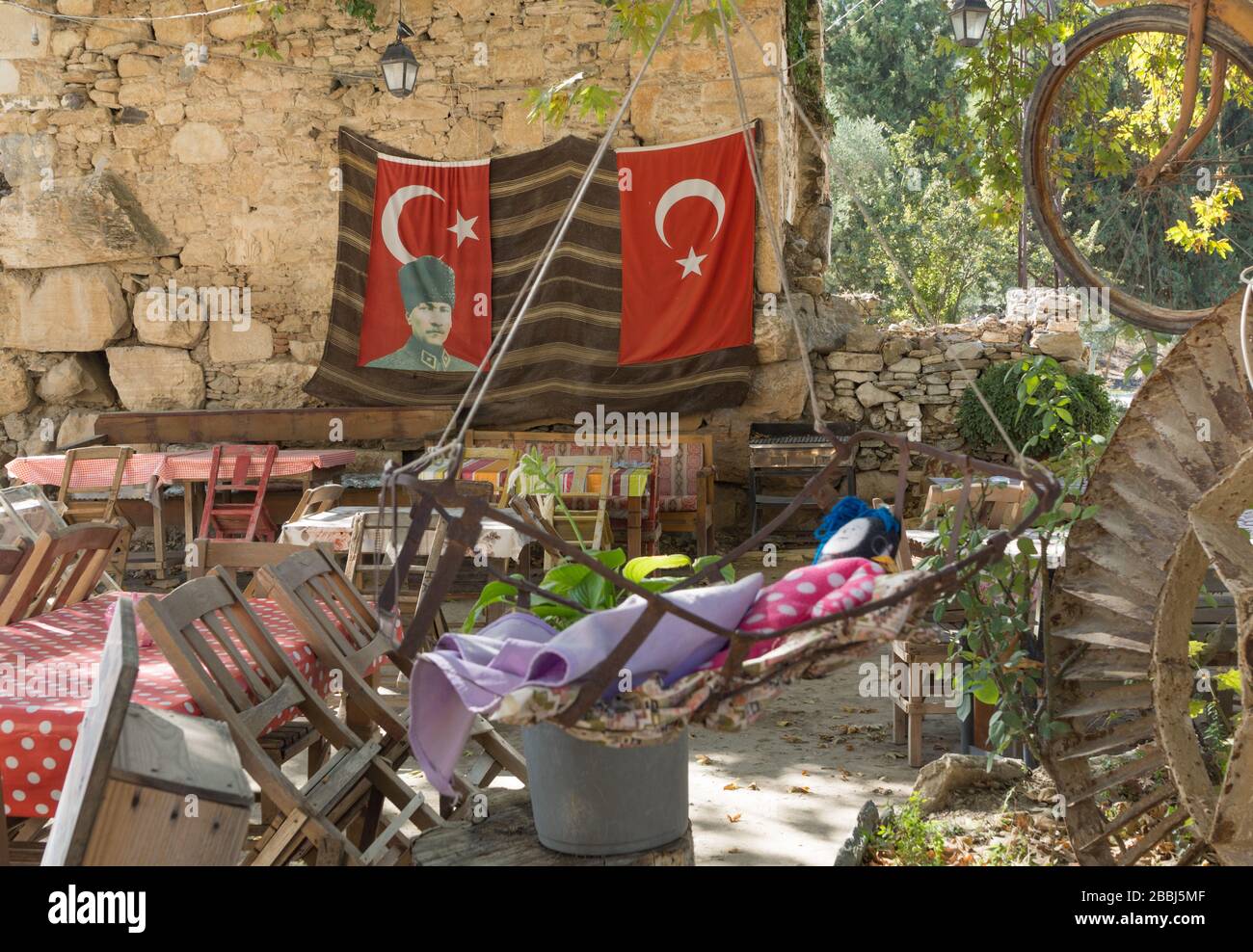 türkische Flaggen in einem Café Stockfoto