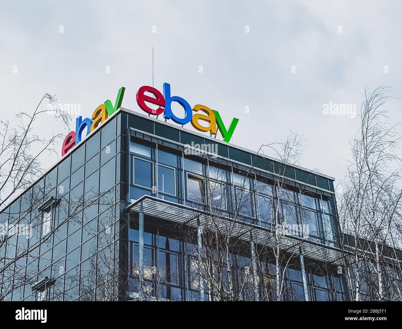 EBay, das Logo des amerikanischen multinationalen E-Commerce-Unternehmens  im Bürogebäude des Unternehmens in Potsdam, Deutschland - 18. Februar 2020  Stockfotografie - Alamy