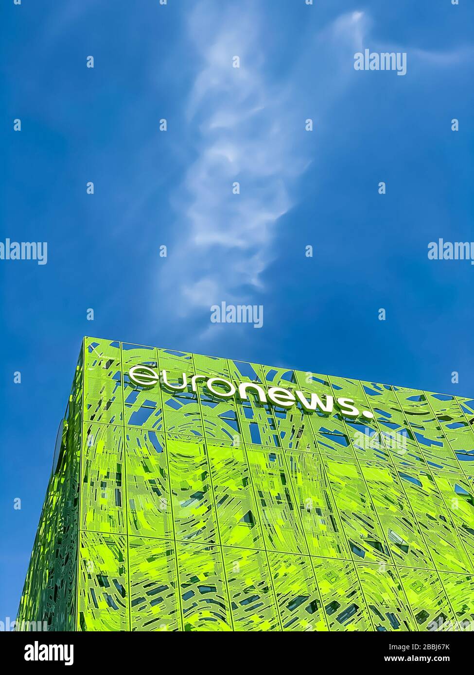 Euronews, das markenlogo des europäischen Pay-TV-Nachrichtennetzes auf dem Headquarter Bürogebäude im Öco-District Confluence. Mobile Fotografie. L Stockfoto