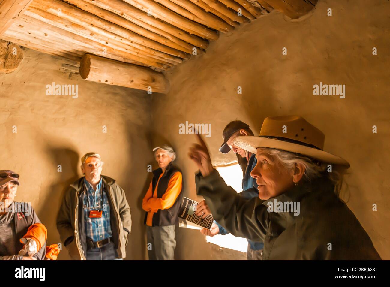 Ranger Dolmetschen Zimmerdetails in Pueblo Bonito im Chaco Culture National Historical Park, New Mexico, USA [Hinweis: Keine Modellversionen; verfügbar f Stockfoto