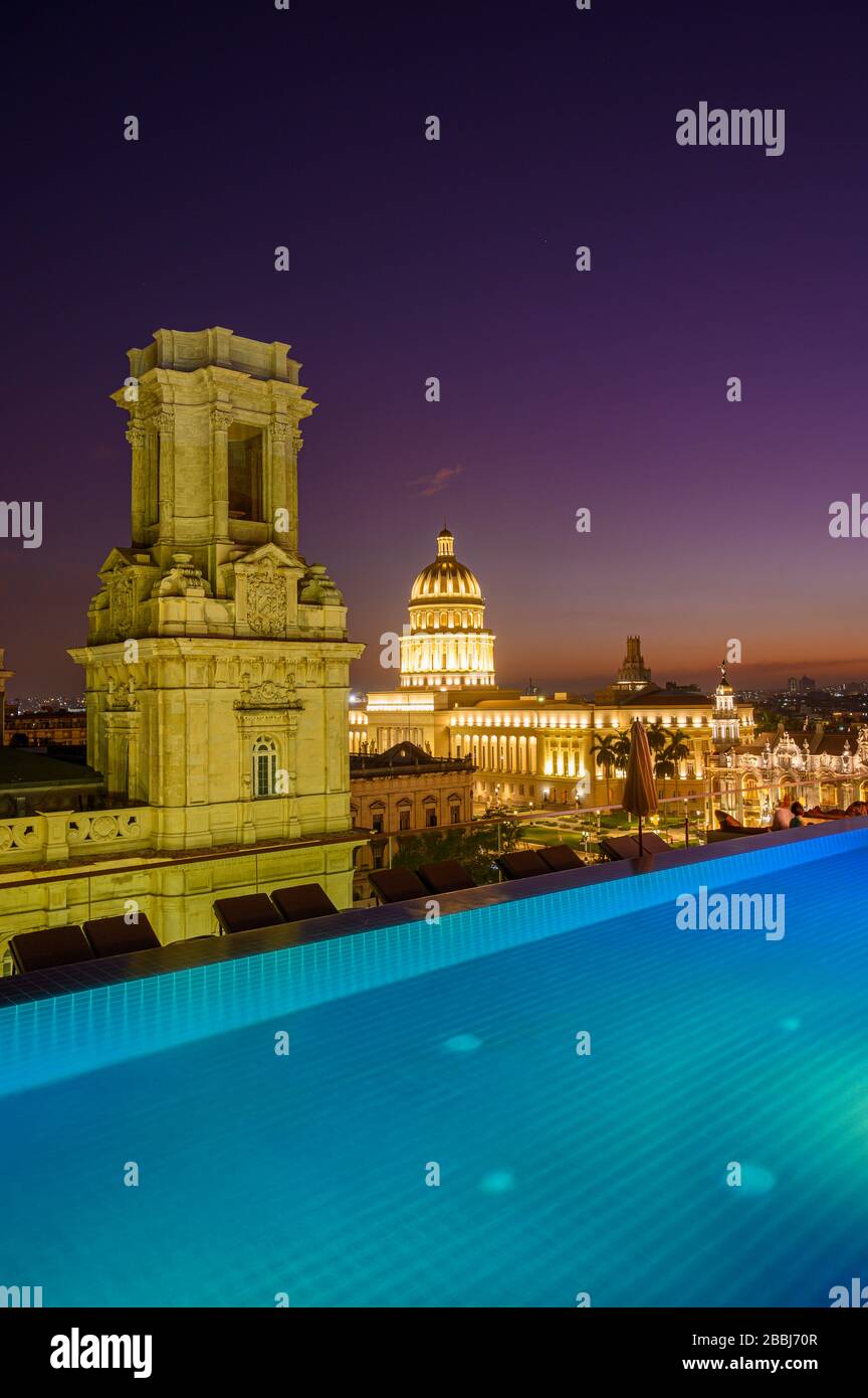 Vom Dach des Gran Hotel Manzana Kempinski, Havanna, Kuba, bietet sich ein Blick auf die Dachterrasse mit Infinity-Pool von El Capitolio oder das National Capitol Building und das Museo Nacional de Bellas Artes Stockfoto