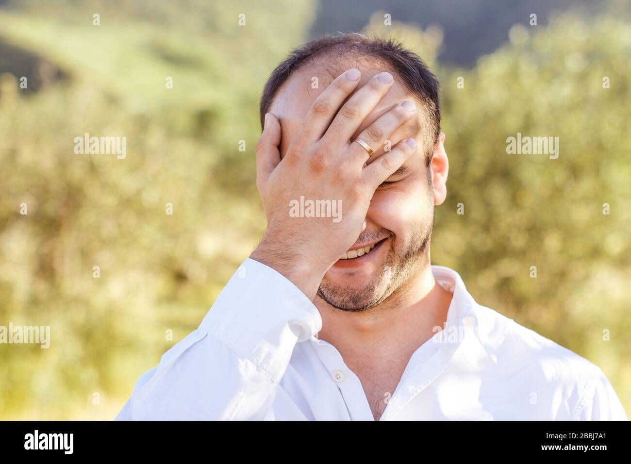Lächeln Gesicht Palmenmann in einem weißen Hemd in der Natur Stockfoto