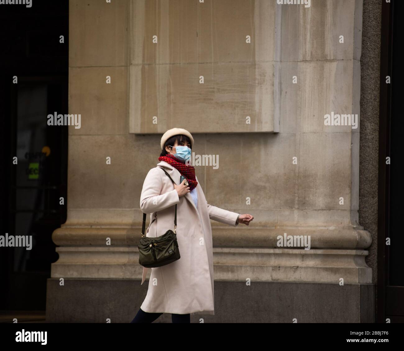 Eine Shopper-Frau mit Gesichtsmaske in London, England. Stockfoto