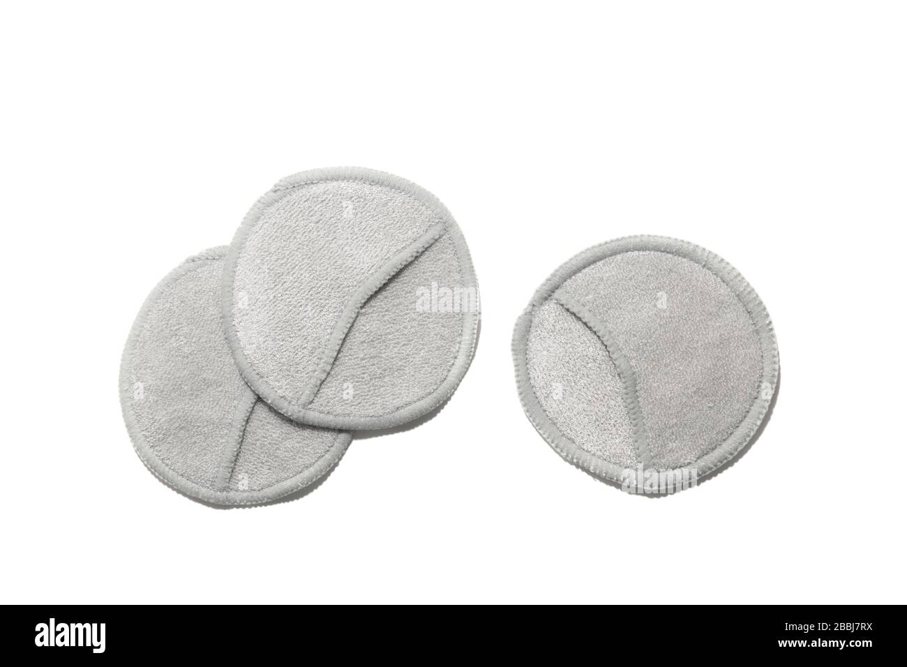 Umweltfreundliche, wiederverwendbare, handgefertigte Kosmetikpolster aus Baumwollstoff, isoliert auf weißem Hintergrund. Stockfoto
