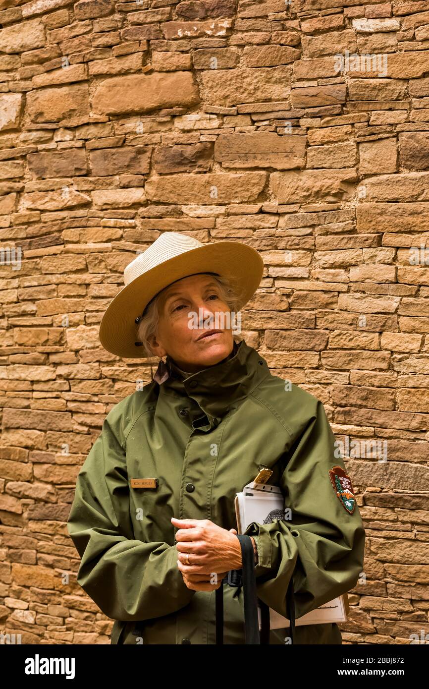 Ein sehr effektiver Dolmetscher, der die kulturelle Bedeutung von Pueblo Bonito im Chaco-Kultur-Nationalpark, New Mexico, USA erklärt [Hinweis: Stockfoto