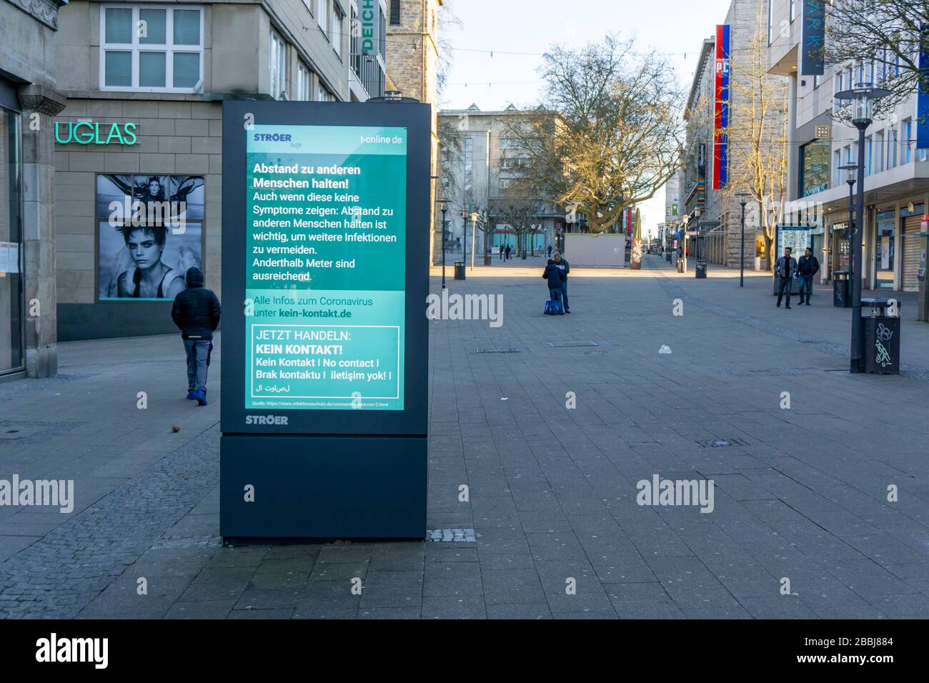 Aufruf zur Fernbehalte, Werbekampagne der Außenwerbung Stršer und t-online, LED-Bildschirm, digitale Werbemonitore, Effekte Stockfoto