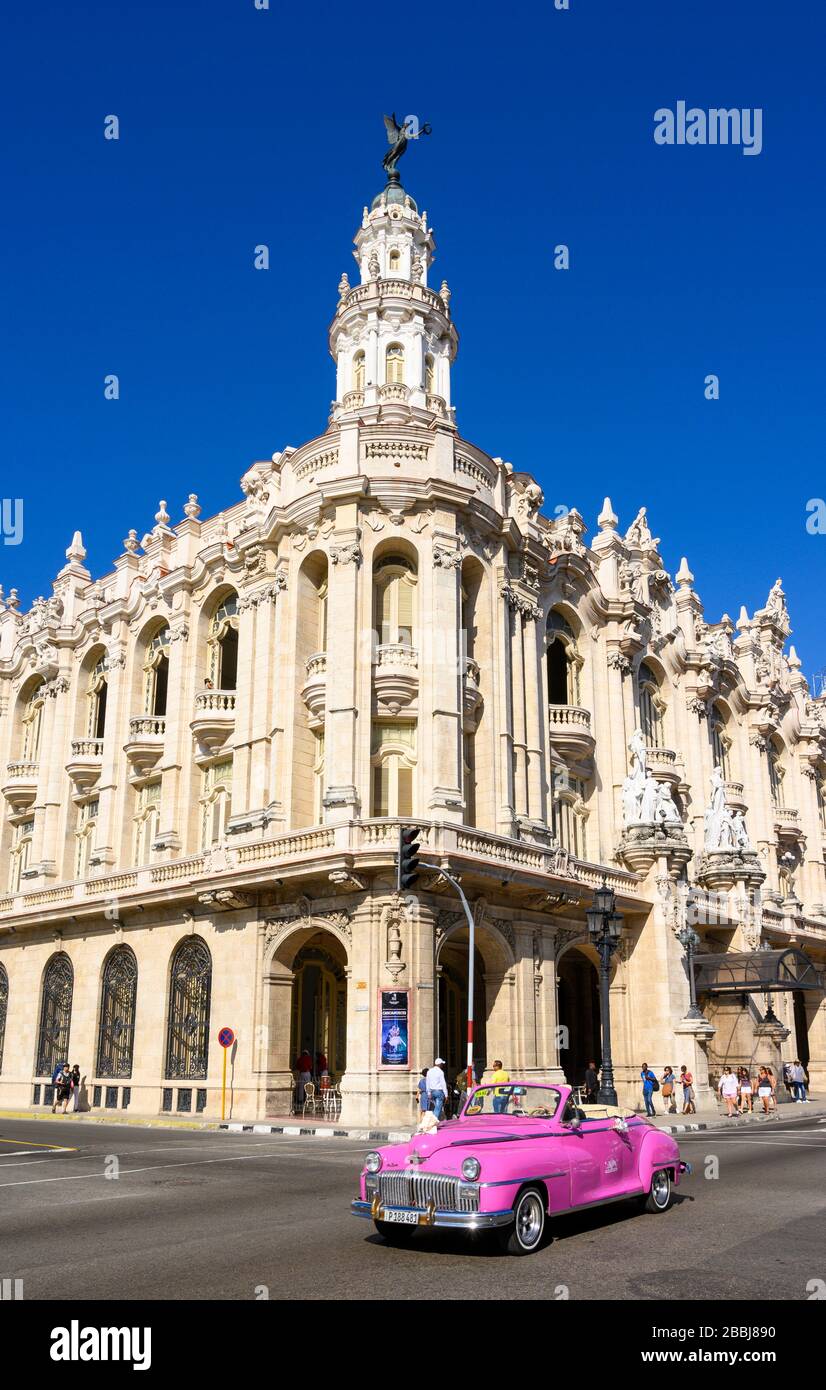 Oldtimer in Rosa und Gran Teatro de La Habana, ein Theater, Havanna Vieja, Kuba Stockfoto