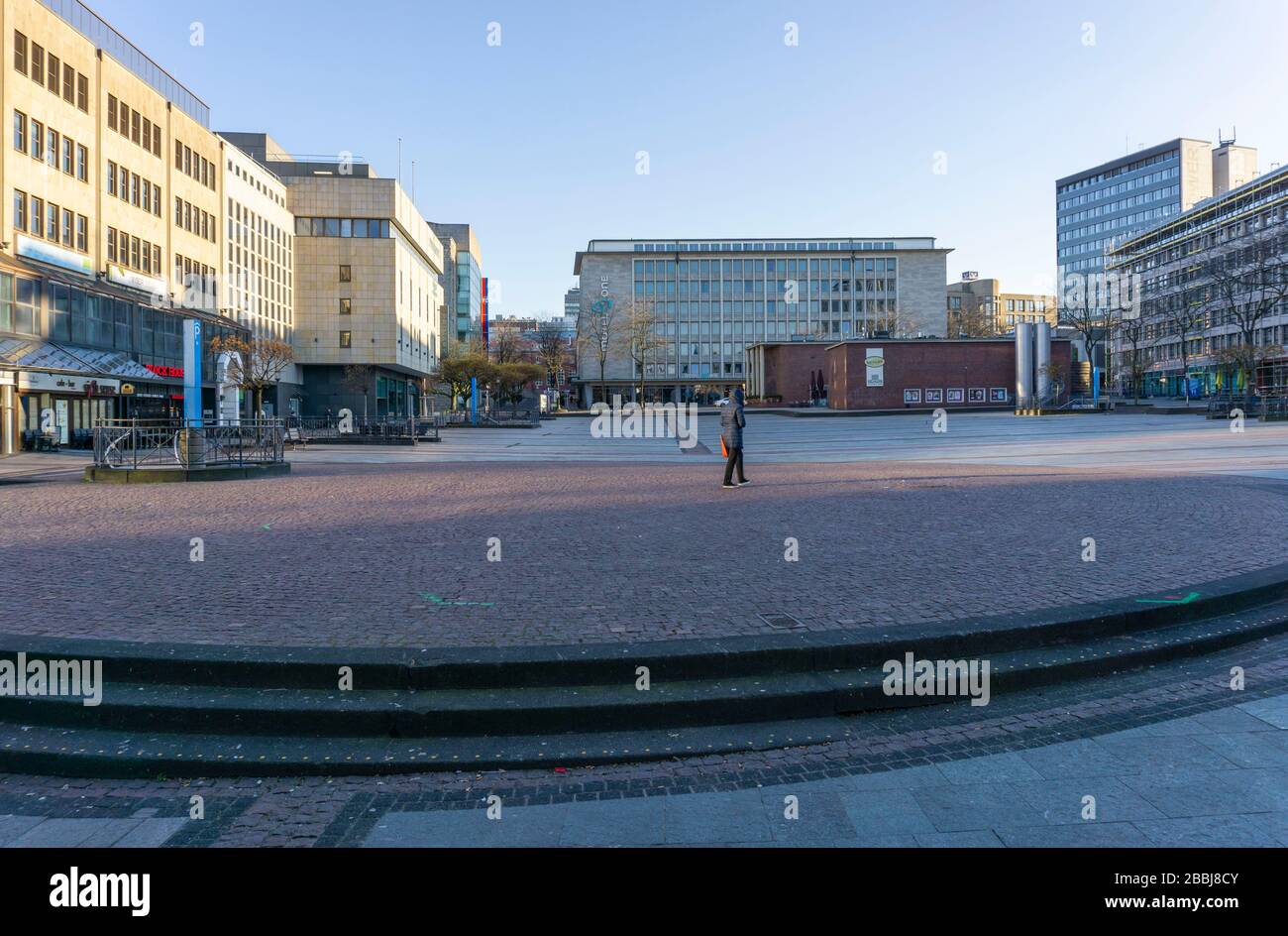 Desertierte Innenstadt, Fußgängerzone, Kennedyplatz, Auswirkungen der Coronakrise in Deutschland, Essen, Stockfoto