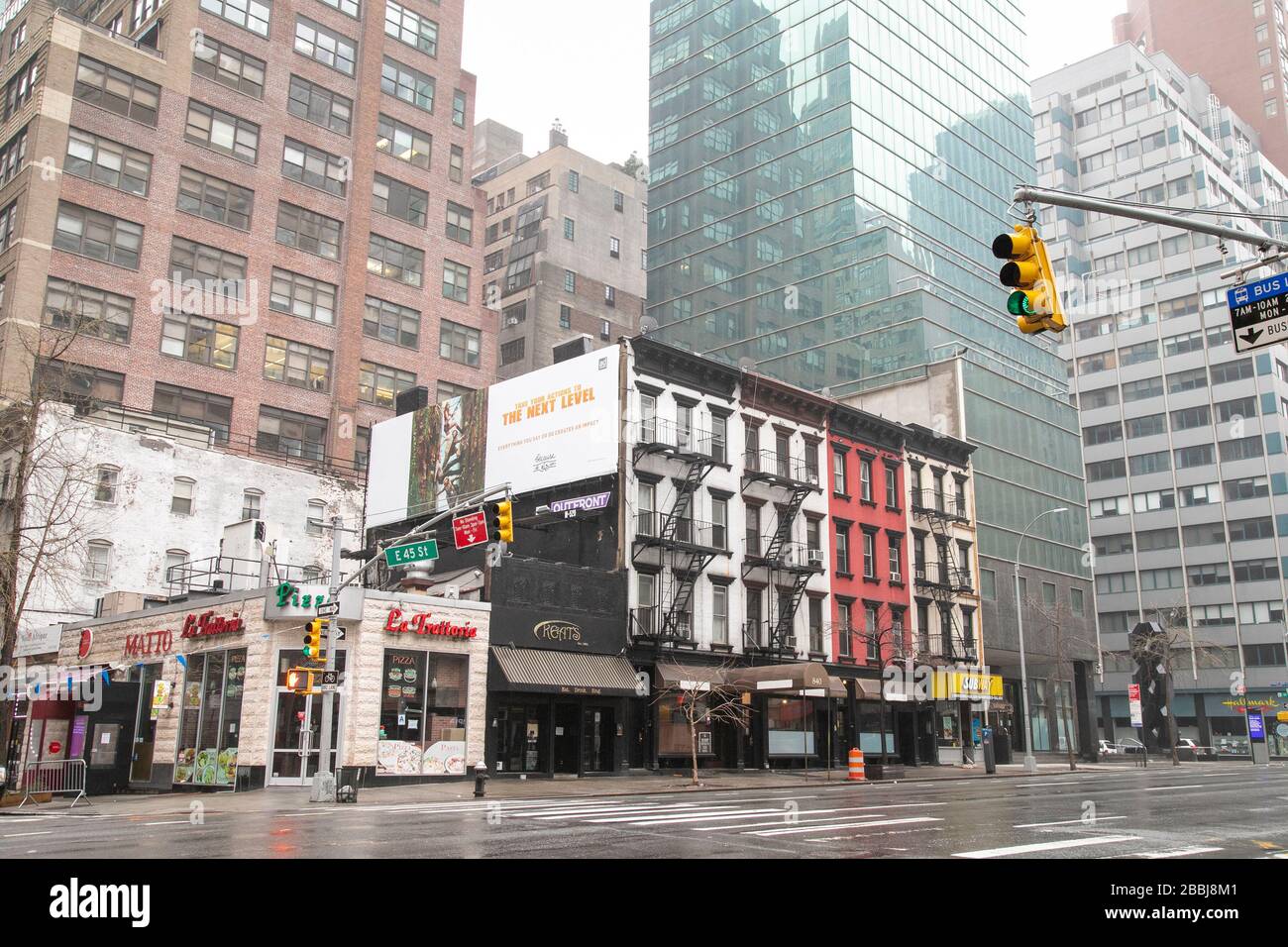 Eine ruhige Ecke an der 2nd Avenue und 45th Street in New York City. Stockfoto