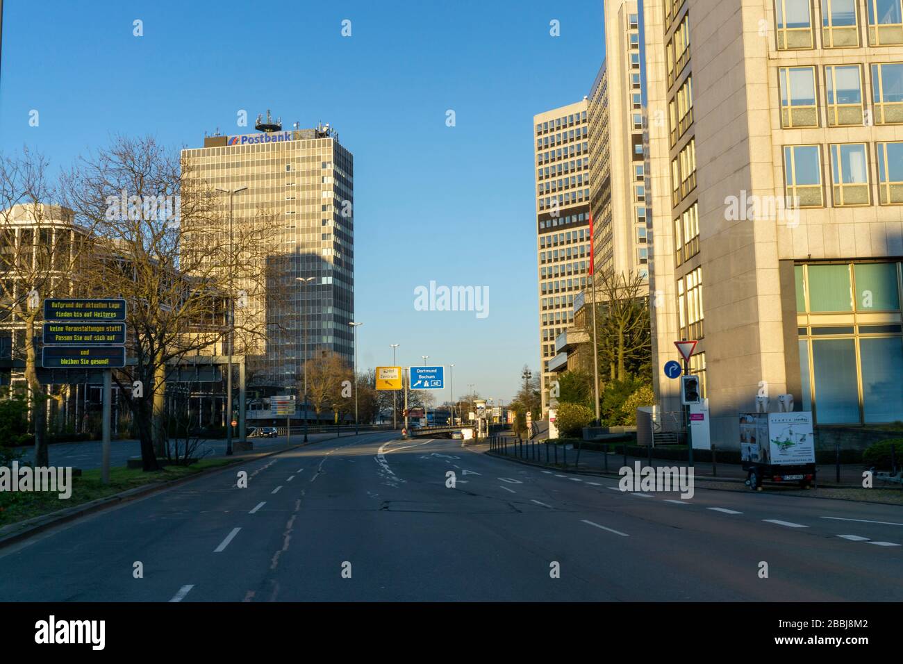 Leere Straßen, Kruppstraße, Hochhäuser, Innenstadt, Stadt, Auswirkungen der Coronakrise in Deutschland, Essen, Stockfoto