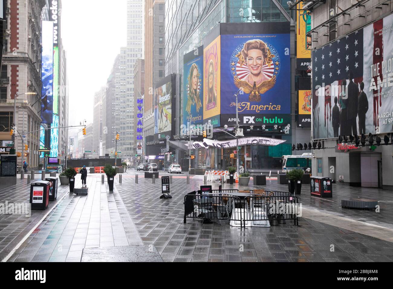 Ein ruhiger Regentag auf dem Times Square während der Coronavirus Pandemie. Stockfoto