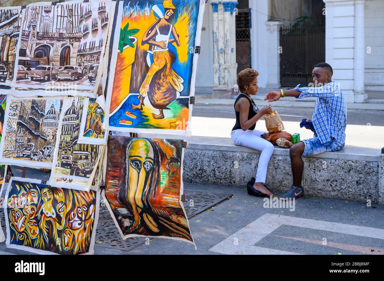 Kunstszene am Sonntag auf Paseo del Prado, einer Promenade nahe der alten Stadtmauer, und der Aufteilung zwischen dem Centro Habana und dem alten Havanna, Havanna, Kuba Stockfoto