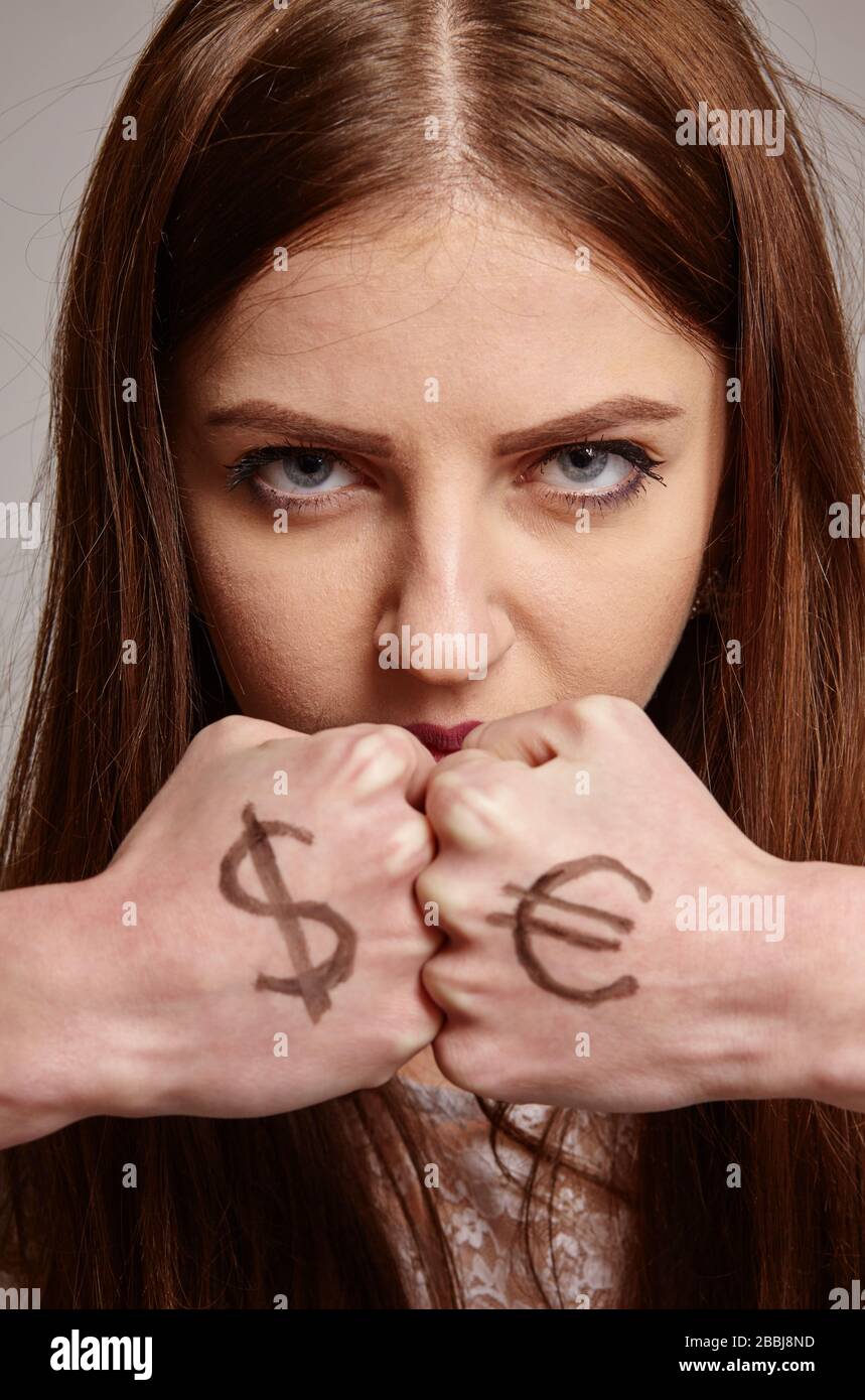 Eine Geschäftsfrau zeigt uns das Konzept der Spannungen zwischen den Märkten Stockfoto