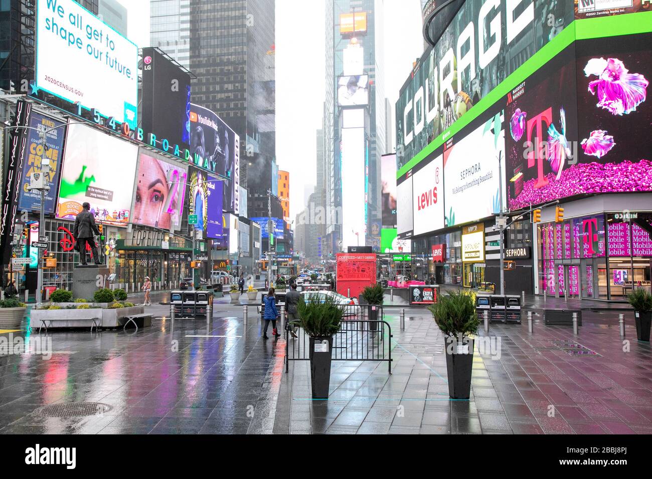 Ein ruhiger Regentag auf dem Times Square während der Coronavirus Pandemie. Stockfoto