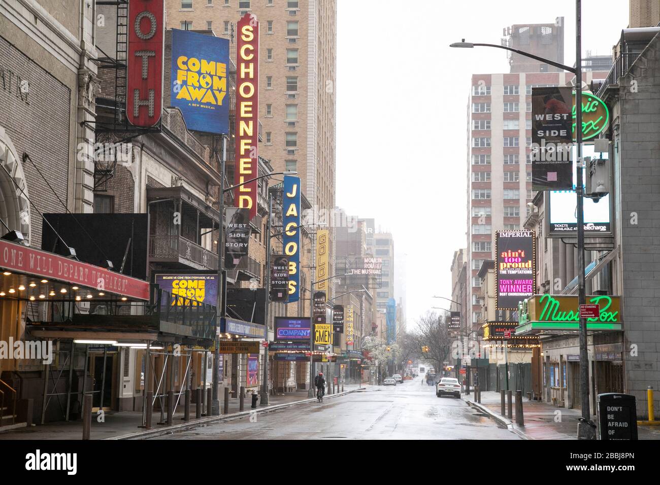 Ein ruhiger Regentag auf dem Times Square während der Coronavirus Pandemie. Stockfoto