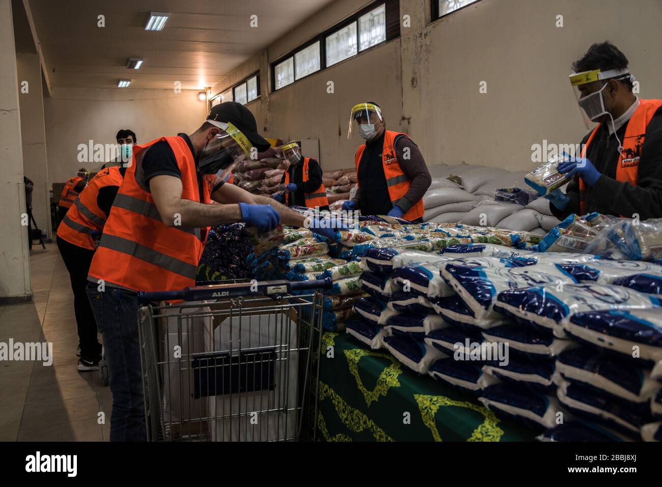 Beirut, Libanon, 31. März 2020. Ein Lebensmittelverteilzentrum der Hisbollah in den südlichen Vorstädten Beiruts packt während der COVID19-Pandemie Lebensmittelpakete für Bedürftige. Elizabeth Fitt Credit: Elizabeth Fitt/Alamy Live News Stockfoto