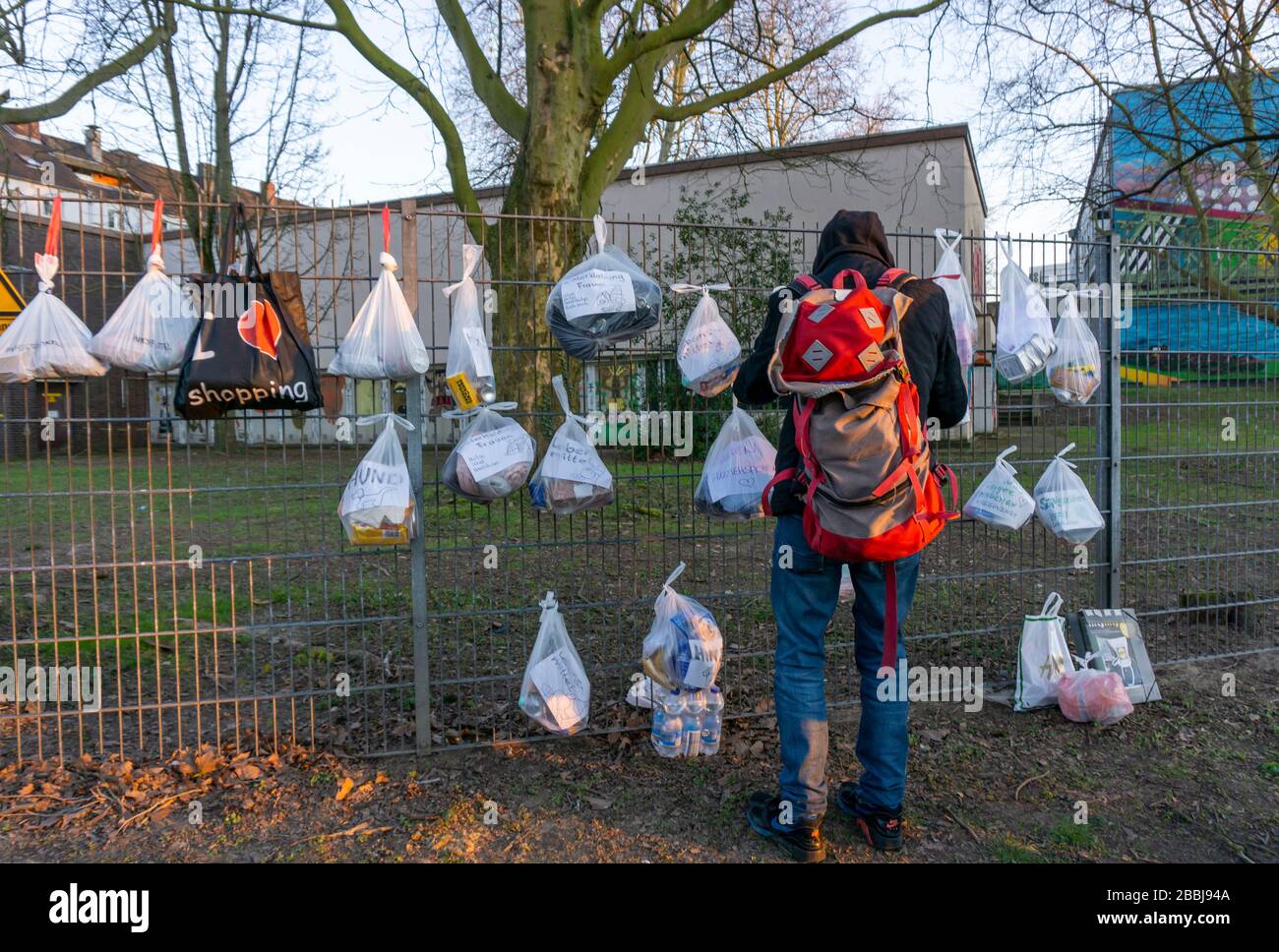 Geschenkzaun mit Spenden für Obdachlose und Bedürftige, Lebensmittel, Hygieneartikel, Kleidung, in Essen RŸttenscheid, Auswirkungen der Coronakrise in Deutschland Stockfoto