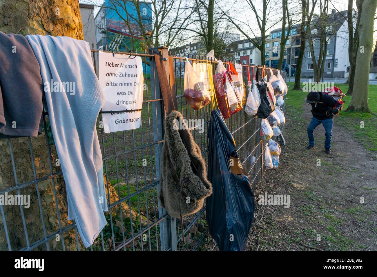 Geschenkzaun mit Spenden für Obdachlose und Bedürftige, Lebensmittel, Hygieneartikel, Kleidung, in Essen RŸttenscheid, Auswirkungen der Coronakrise in Deutschland Stockfoto