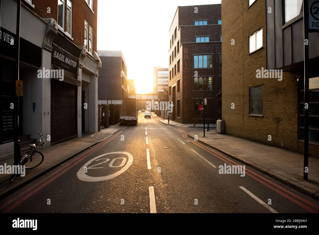 Leere Straße in Shoreditch, London, England bei Sonnenaufgang am frühen Morgen. Stockfoto