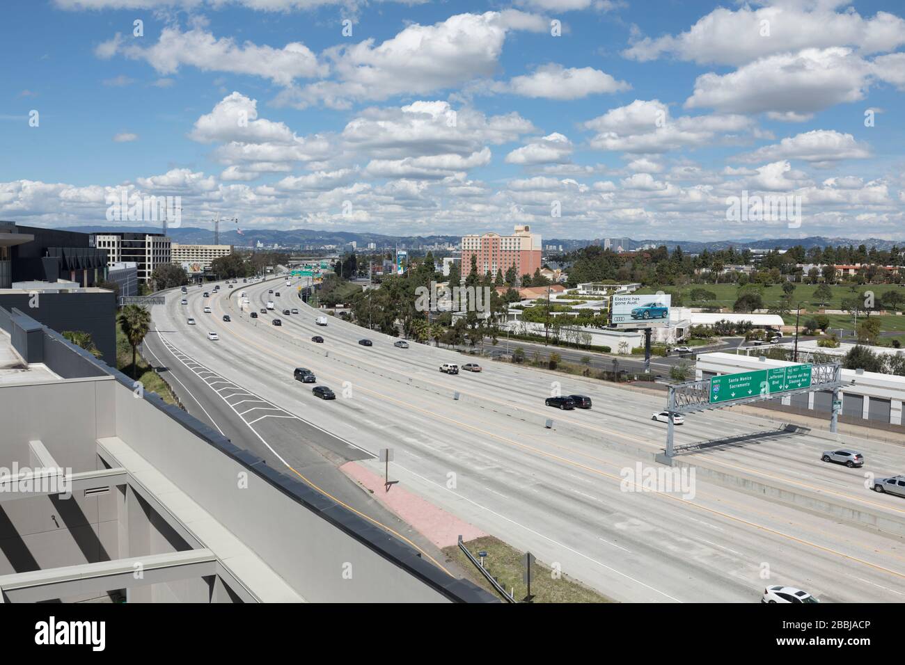 Der San Diego (405) Freeway in West Los Angeles am 22. März 2020 während der Sperrung von Coronavirus. Stockfoto
