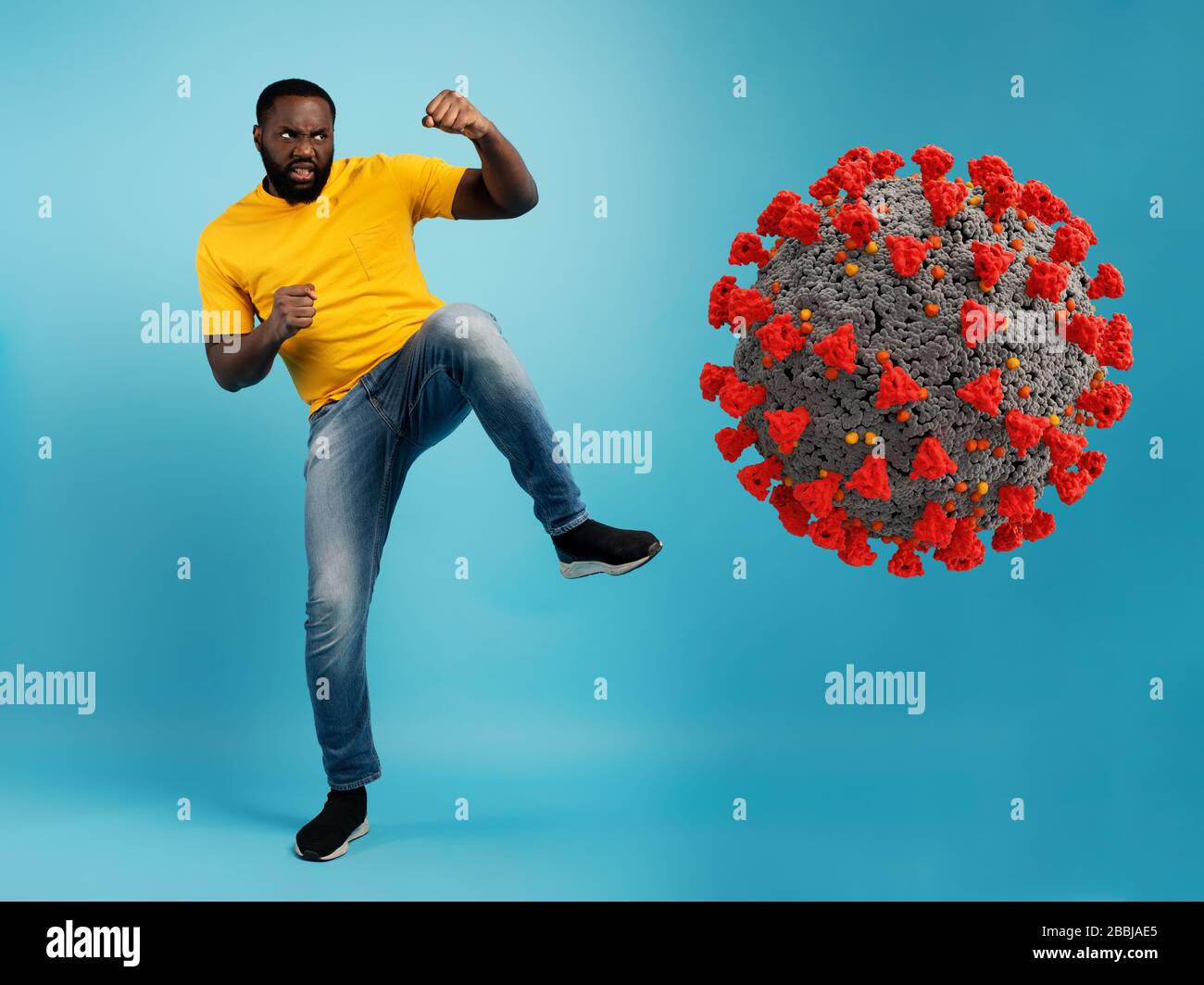 Der Mensch greift mit einem tritt das Coronavirus an. Blauer Hintergrund Stockfoto