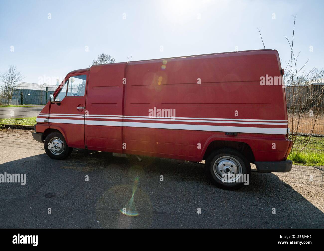 Straßburg, Frankreich - 18. März 2020: Seitenansicht des roten Kleintransporters Renault T35D, der auf einer leeren ländlichen Straße geparkt ist Stockfoto