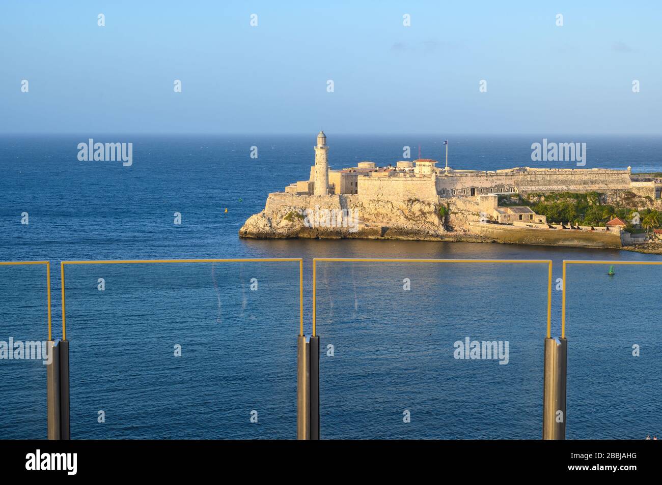 SO/ Paseo del Prado La Habana Hotel Aussichtsplattform, Hafeneingang auf Malecon, El Castillo de los Tres Reyes Magos del Morro oder einfach "El Morro" in der Ferne, Havanna Vieja, Kuba Stockfoto