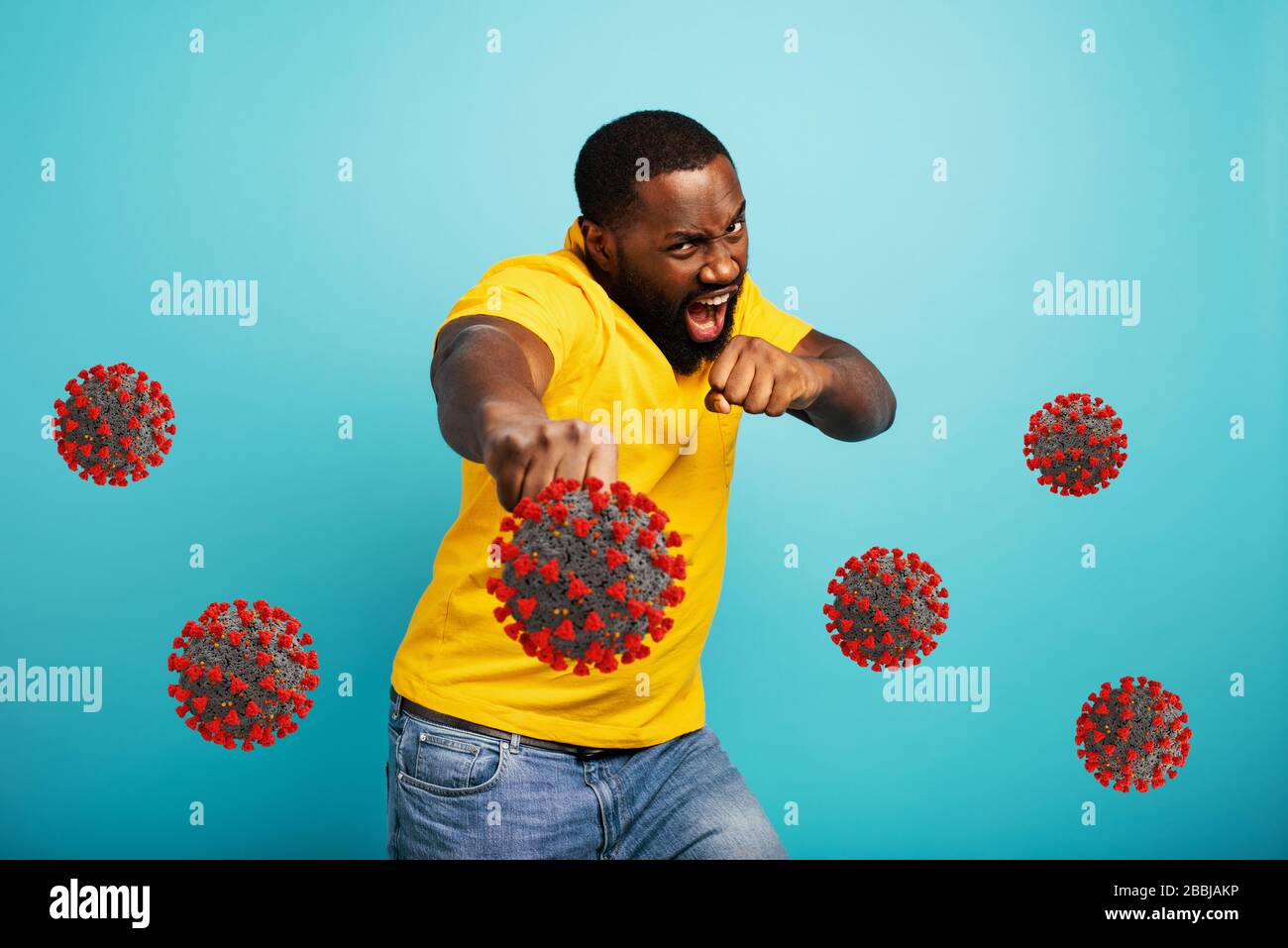 Der Mensch greift mit einem Schlag das kovidte 19-Coronavirus an. Blauer Hintergrund Stockfoto