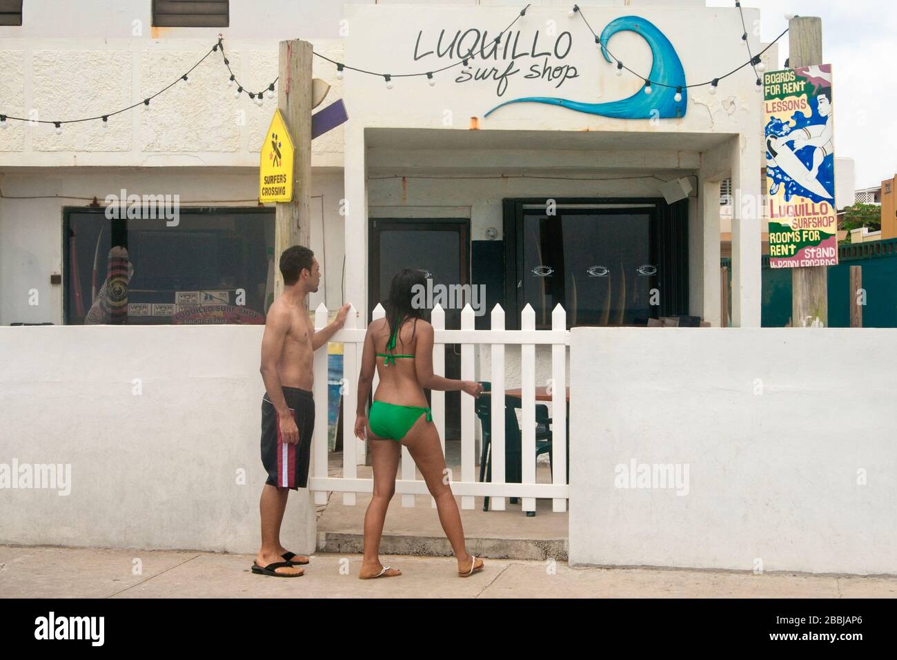 Hispanische Paare vor dem Surf Shop in LaPared Beach, Luquillo, Puerto Rico, USA Stockfoto
