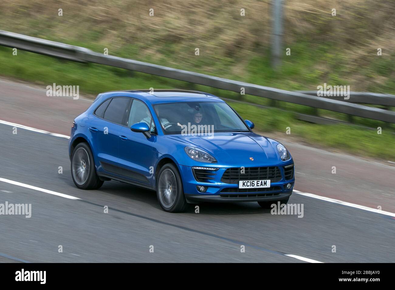 KC16EAM 2016 Porsche Macan S D S-A Blue Car Diesel Fahren auf der Autobahn M6 in der Nähe von Preston in Lancashire, Großbritannien Stockfoto