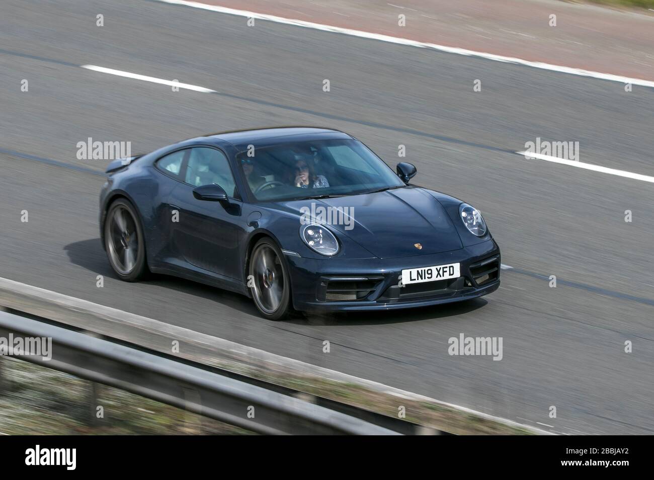 LN19XFD 2019 Porsche 911 Carrera 4S S - EIN blaues Autobenzin, das auf der Autobahn M6 in der Nähe von Preston in Lancashire, Großbritannien fährt Stockfoto