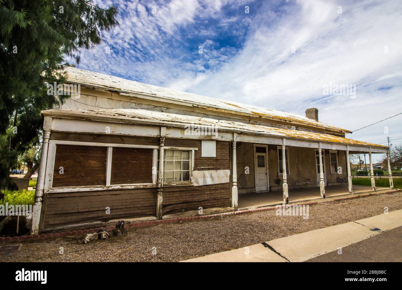 Vor Dem Alten Verlassenen Gebäude In Verfall Stockfoto
