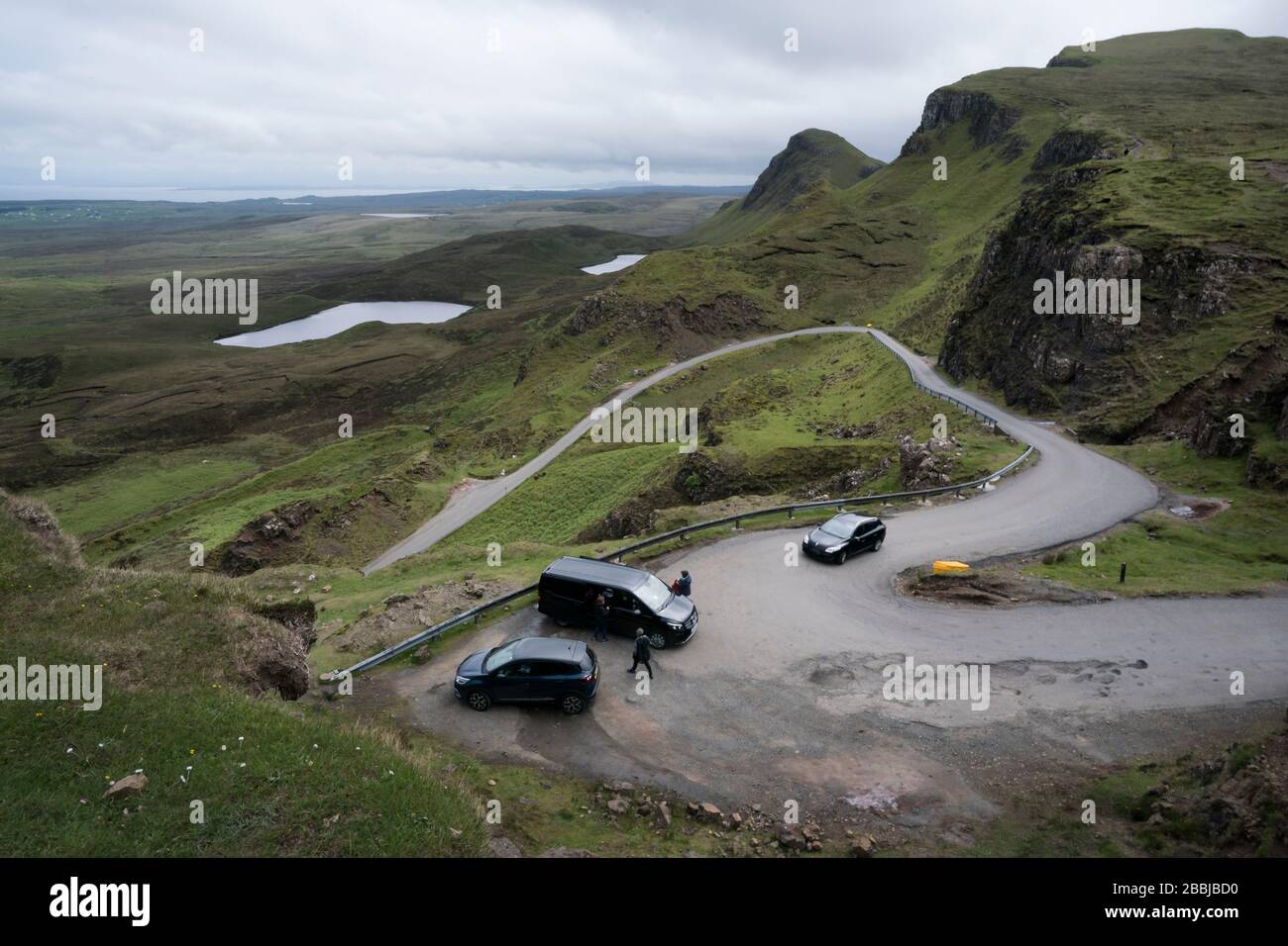 Straße, die sich durch die Berge im Erdrutsch von Quairang, Insel Skye, Schottland, Großbritannien, Europa schlängelt Stockfoto