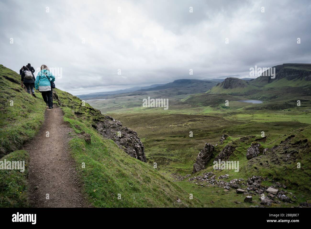 Insel Skye, Schottland, Großbritannien - 9. Juni 2019: Wanderer auf dem berühmten Quairang Wanderweg, Europa Stockfoto