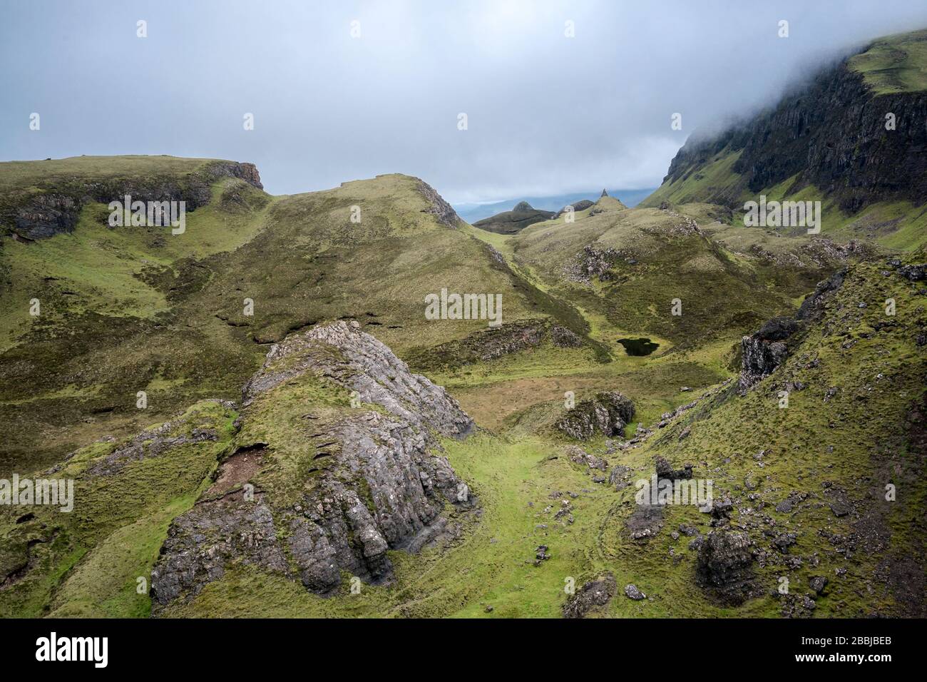 Überblick über die epische Landschaft auf dem Quiraing-Wanderweg, Insel Skye, Schottland, Großbritannien, Europa Stockfoto